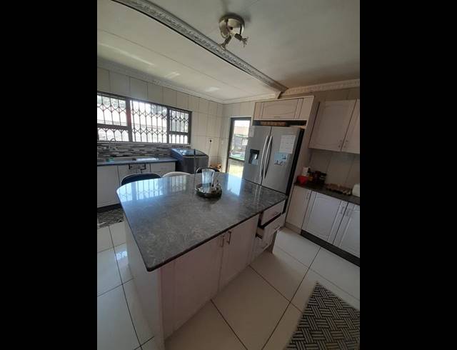 3 BEDROOM HOUSE FOR SALE IN DERSLEY